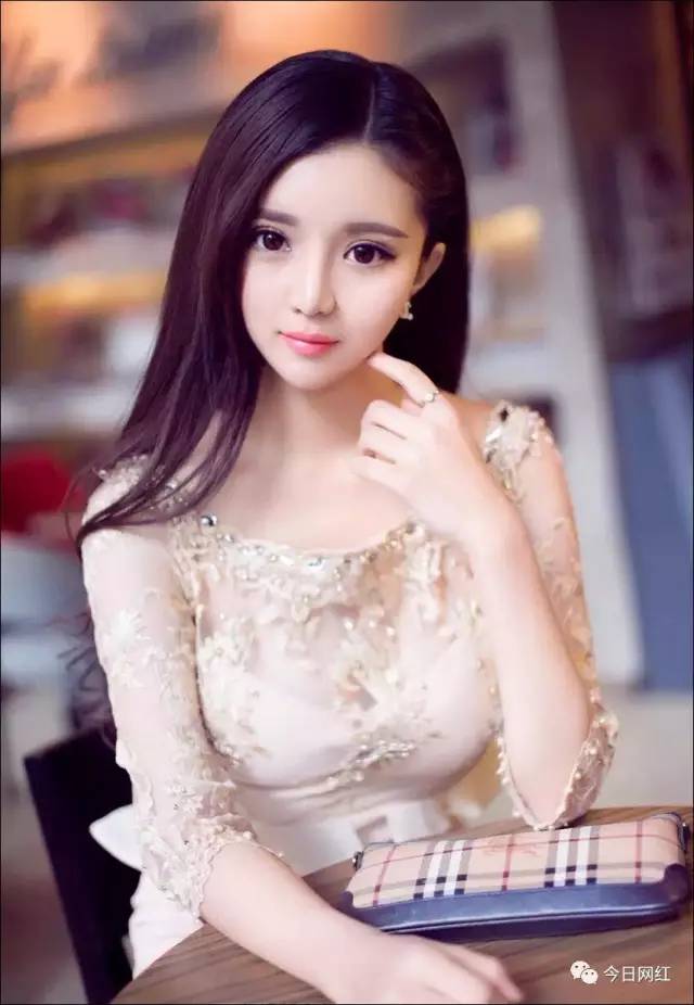 年入百万,樱花公益女神,“楚楚”动人的足球宝贝