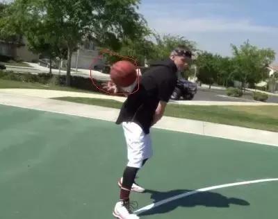 In-and-Out+背后运球教程