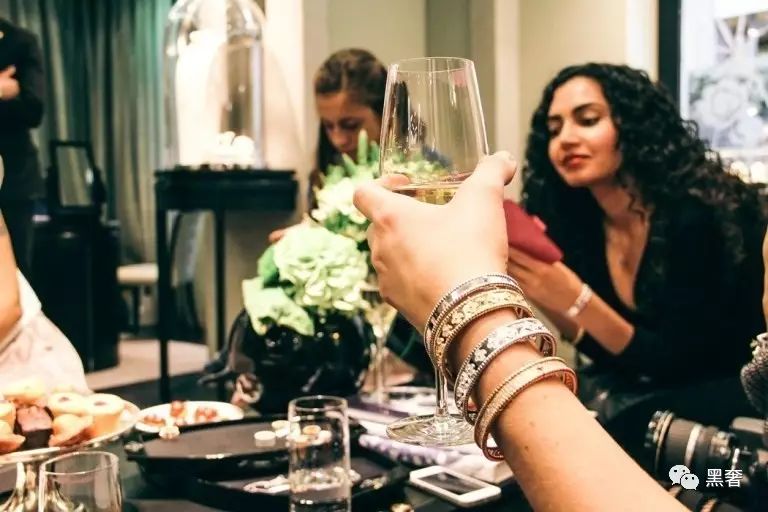 为什么这么多网红戴四叶草,被网红毁掉的植物