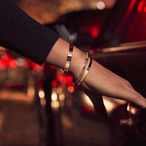 cartierlove手镯戴法,cartierlove手镯如何佩戴