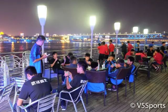 嗨翻天！亚洲足球小将夜游江城六国少年才华横溢