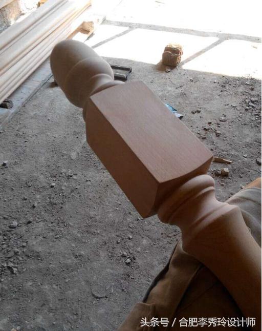 退休在家的工匠老爸帮我安装楼梯扶手,上完红漆我愣了!手艺逆天