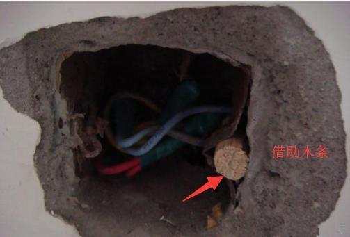 墙上长方形插座松动,墙上插头和插座松动怎么固定