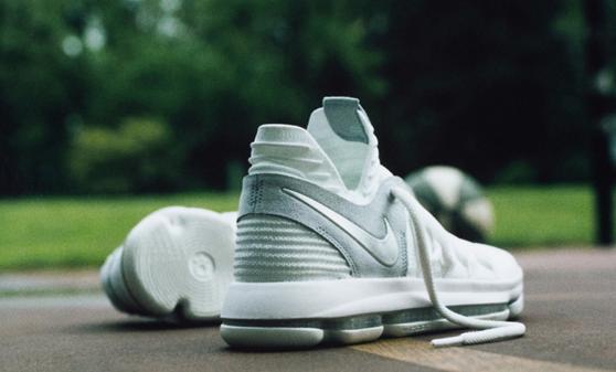 冠军战靴fmvp,fmvp第一款是几年出的