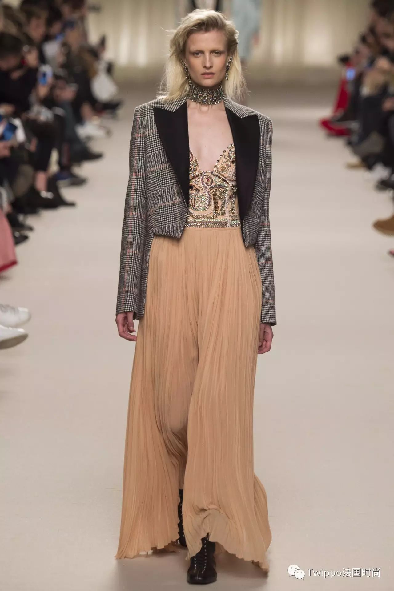 今年流行格纹西装还是纯色的,复古西装格纹西装哪个好看