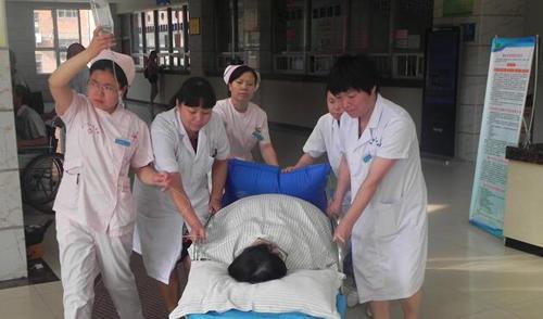 28岁孕妇二胎顺产42天，莫名掉出“一大块肉”，医生检查后说晚了