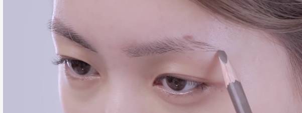 女生修眉教程初学者圆脸,自己在家修眉新手修眉最简单方法