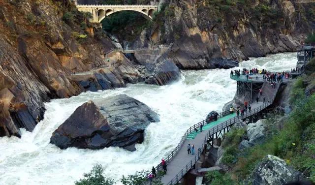 虎跳峡的震撼,虎跳峡惊险之旅