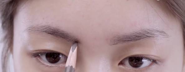 女生修眉教程初学者圆脸,自己在家修眉新手修眉最简单方法