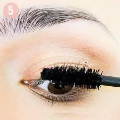 怎样让小婴儿的睫毛长得又长又密,剪眼睫毛可以让睫毛长得更长更密