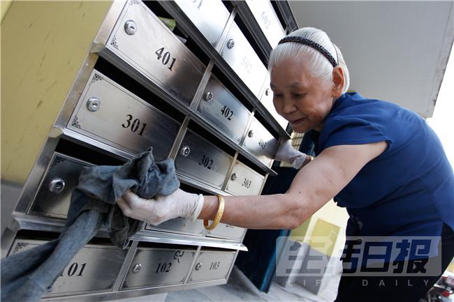 济南七旬奶奶义务扫楼20年,爱练字还自学了电子琴