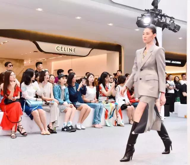 关晓彤买鞋,关晓彤新鞋