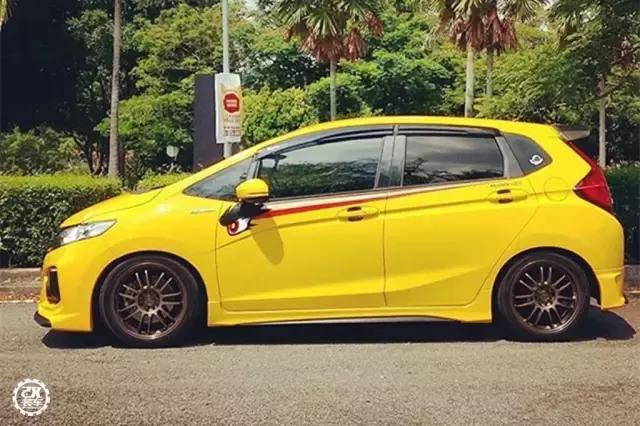 本田飞度改成骚黄色RS大包围，很黄很*力暴**