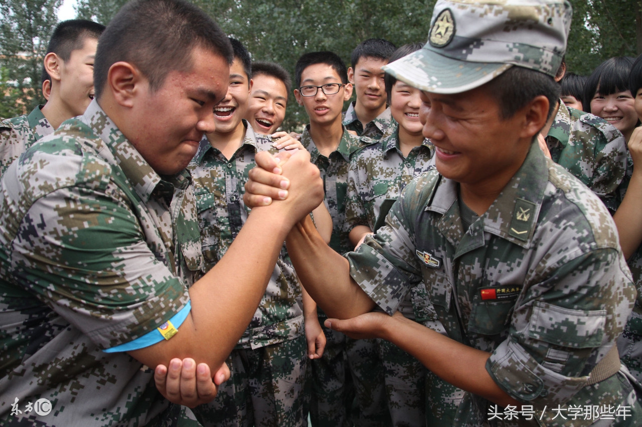 怎么办？军训要结束了，可是隔壁连的小哥哥好帅，我