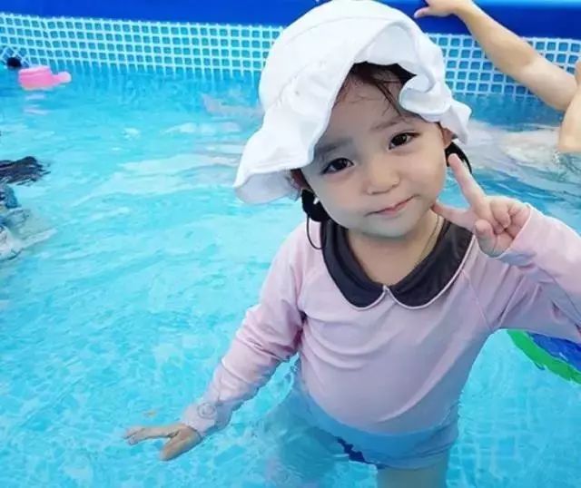 韩国小童女宝穿搭,好看的国外小萌娃穿搭