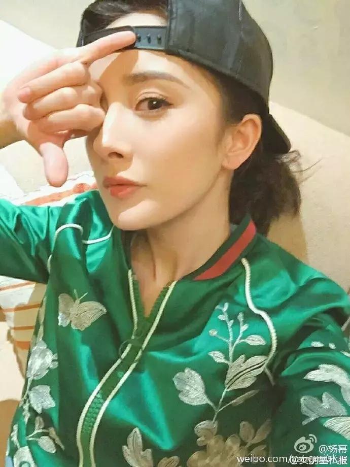 杨幂穿的gucci的格纹外套,杨幂celine上衣