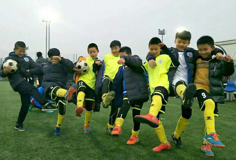 拼搏在绿茵场上的追风少年,追风少年鲁能足球比赛