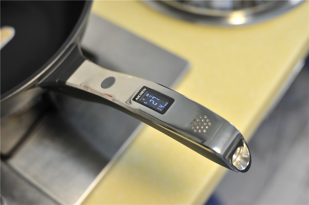 不会烧菜怎么办?这个智能锅比单看菜谱靠谱得多