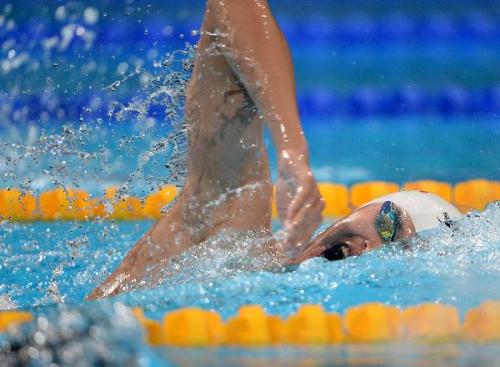 怎么让自己的100米自由泳更快,自由泳怎么才能游得快而不累