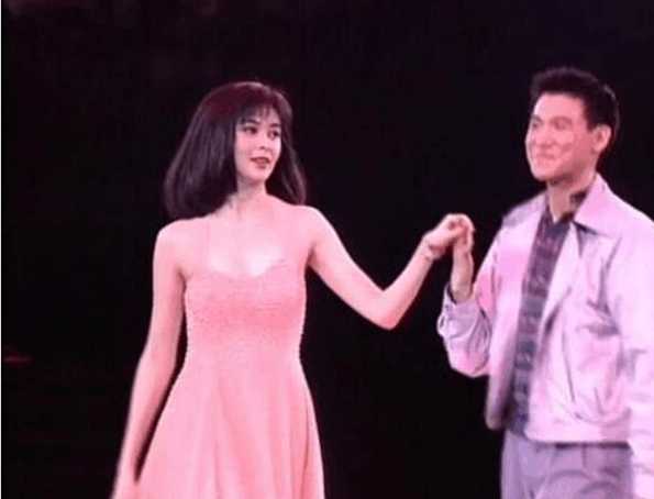 看了她爸妈的照片，就明白了年轻时的关之琳为什么美得不像话！