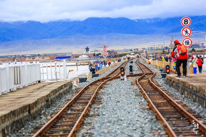 茶卡盐湖的蓝天白云宛如仙境,茶卡盐湖的夜