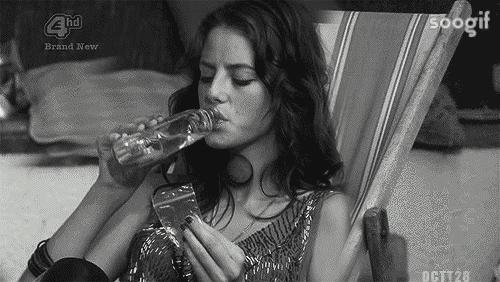 服用哪些药品时不能饮酒,服用一般药物多久后可以喝酒