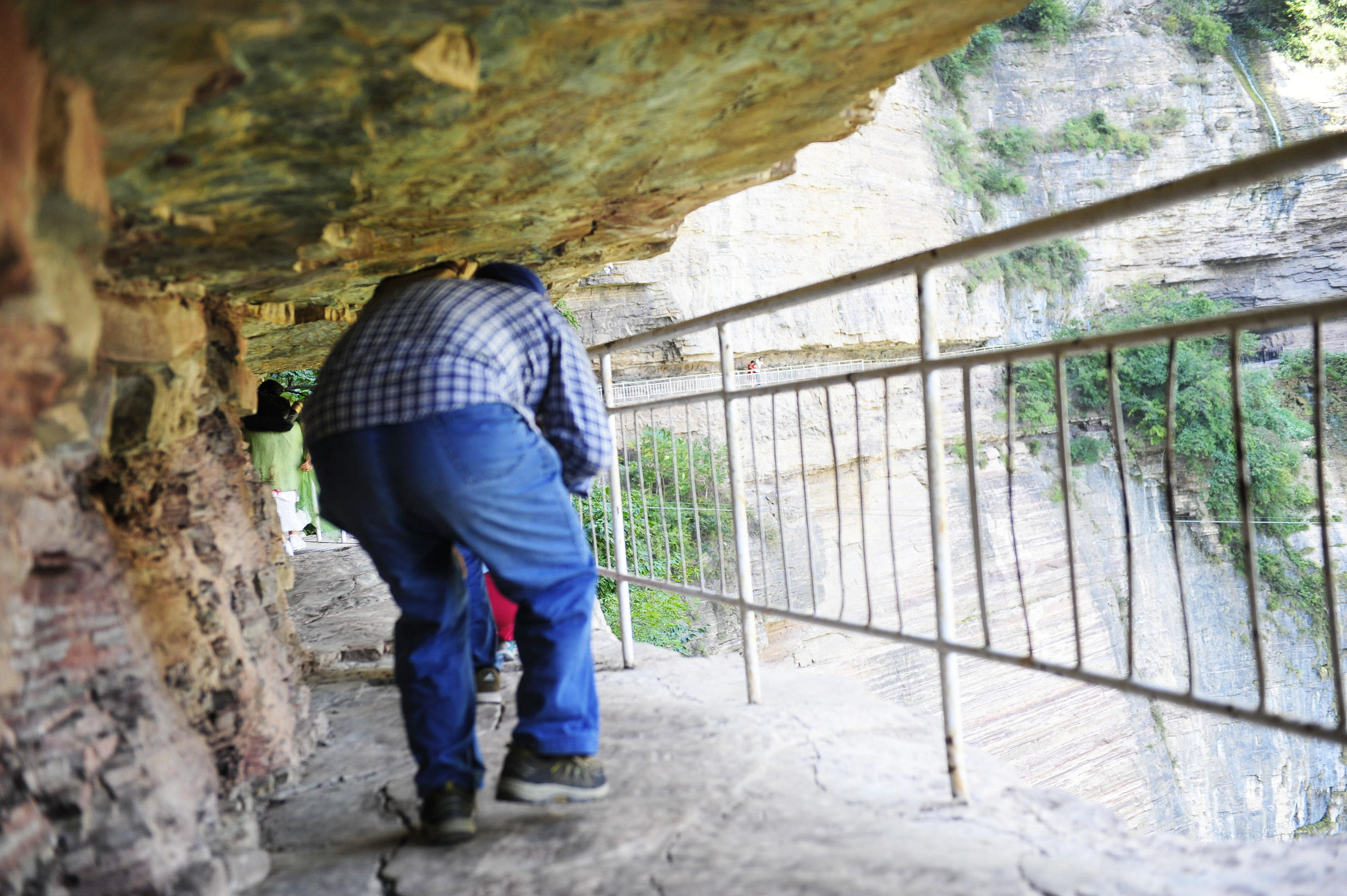 华山第一险长空栈道小伙跳下去,华山第一险长空栈道小伙吓得发抖