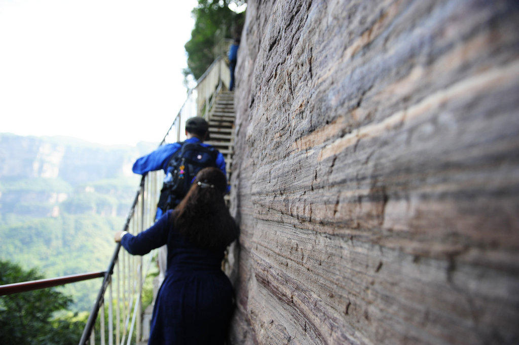 华山第一险长空栈道小伙跳下去,华山第一险长空栈道小伙吓得发抖