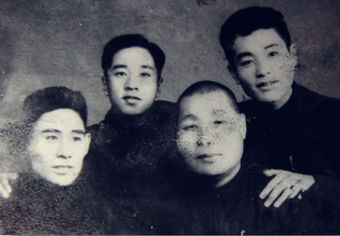 侯耀文坦言12岁的时候第一次登台,侯耀文的大师兄