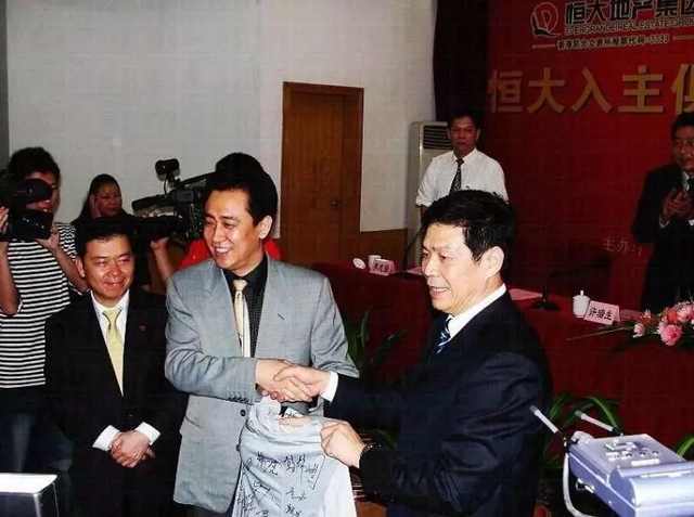 一度力压“二马”登顶中国首富榜！许家印崛起与他的足球产业帝国