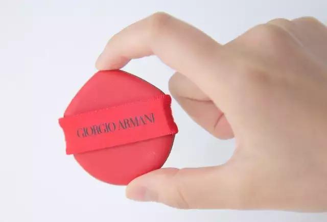 超级好用的人气气垫推荐给大家,这是我用过最好用的粉底配音