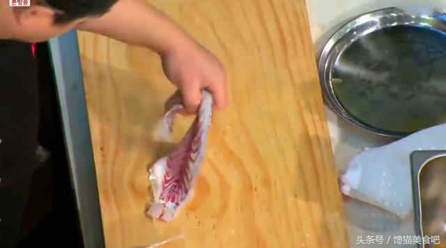 韩国人切活生鱼片视频,韩国人说切生鱼片