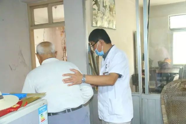 爱心行动关爱孤寡老人,孝行天下关爱空巢老人送医上门