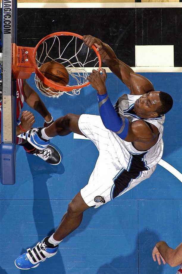 亲吻篮筐的球星,亲吻篮筐的超人