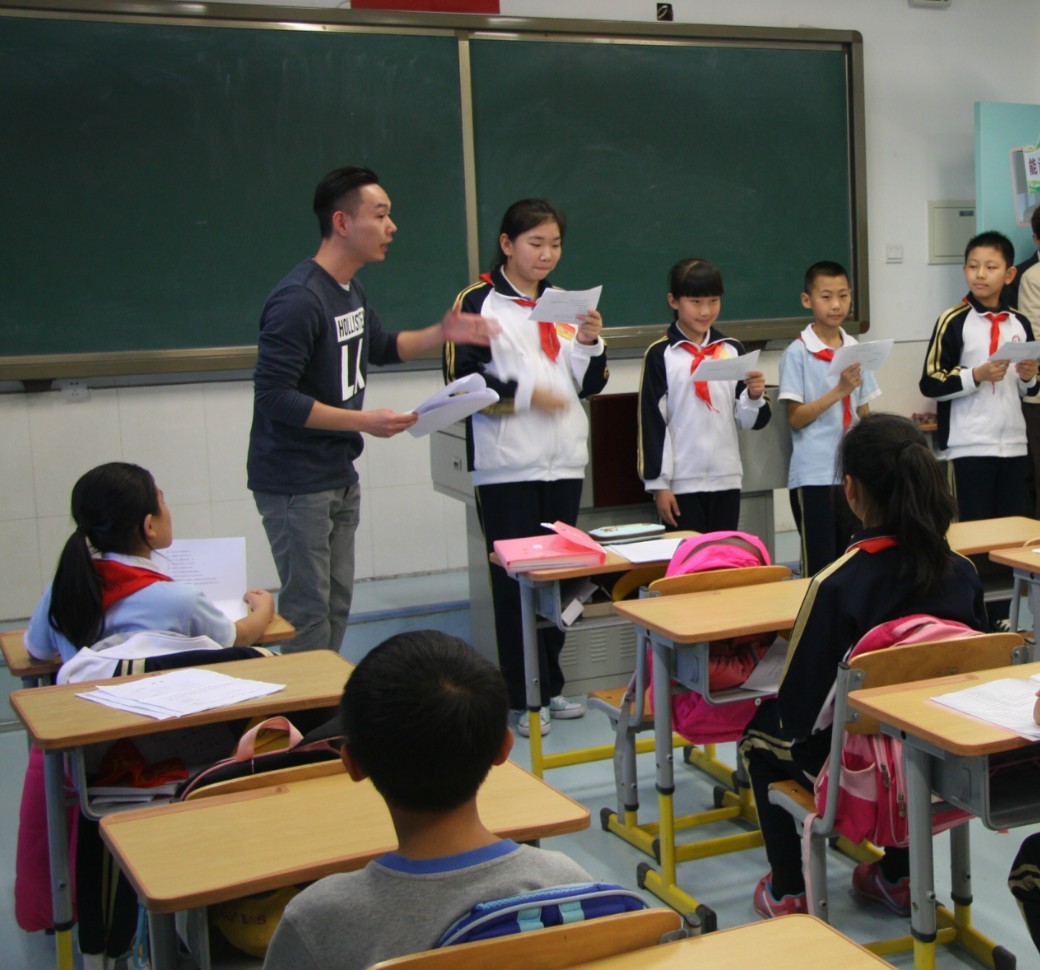 孩子们参加社团活动,孩子参加的学校团体活动