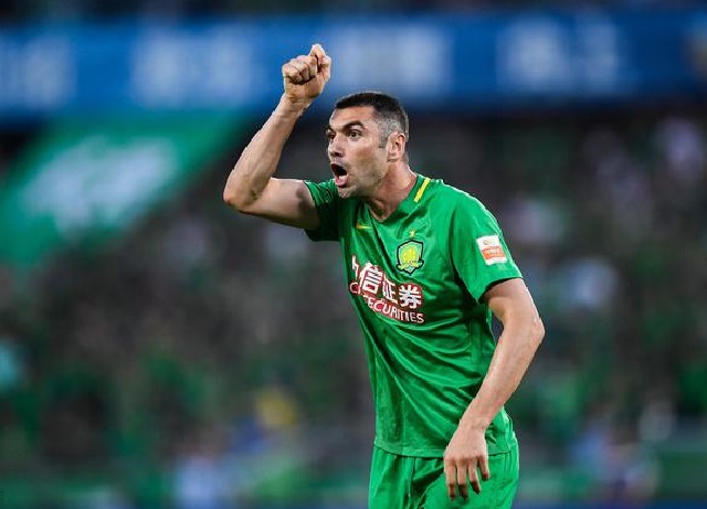 足球比赛结束给教练红牌,足球比赛中裁判红牌掉了