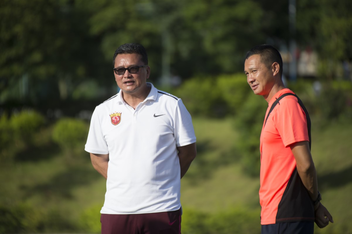 上海踢咖体育发展有限公司总经理郭伟一行访问兴义中学