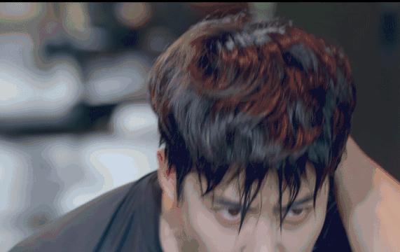 Mike秀人鱼线大长腿,还要撩鞠婧祎,这是励志版“蓝色大海”