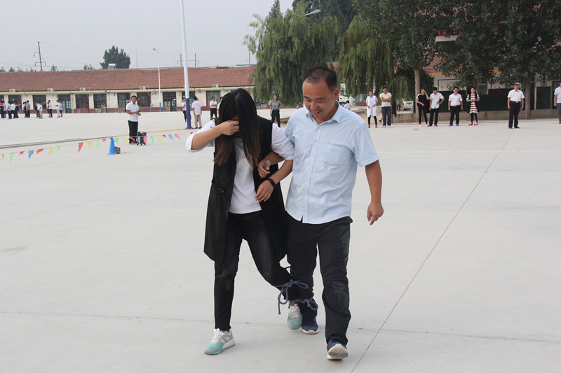 校园抱腿跑比赛,三溪初中运动会跑步比赛