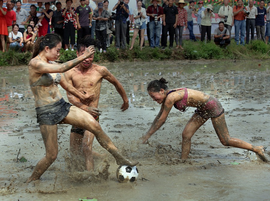 泥地足球赛完整版,泥地足球比赛视频大全