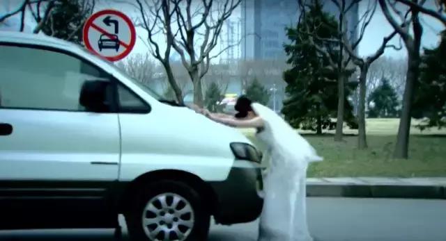 假摔、吊威亚、真人被撞飞，影视剧中的车祸戏是这么拍的？！