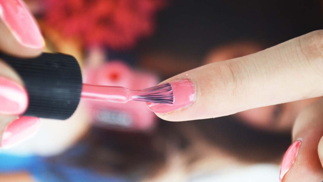 指甲油可以让指甲变得好看吗,指甲不好看涂什么颜色指甲油