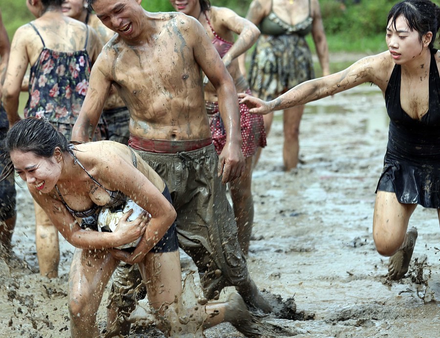 泥地足球赛完整版,泥地足球比赛视频大全