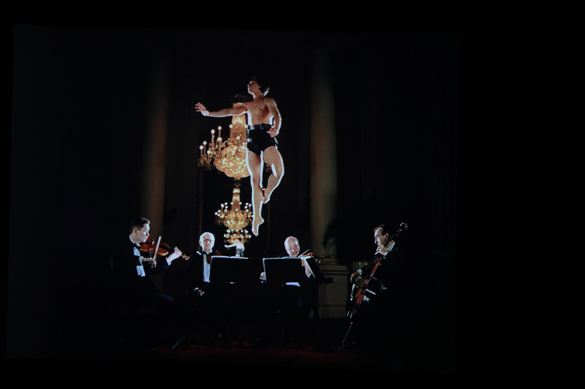 6个艺术主题回顾时尚界的150年：他们高喊“要*爱做**，不要战争”