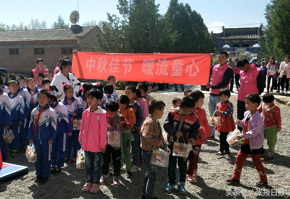 暖流志愿者,志愿者慰问贫困学生送爱心送温暖