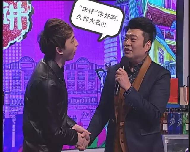 笑到躺地上,笑到趴在地上的视频