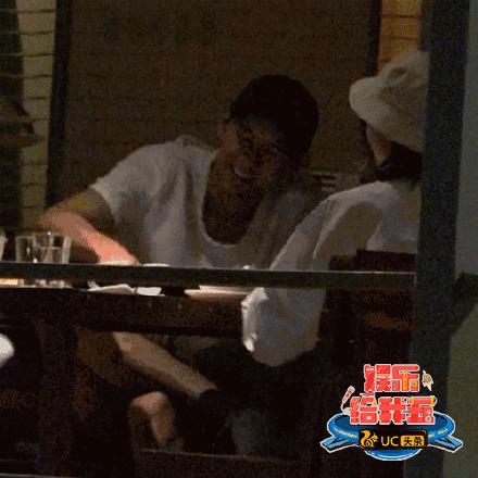 李现女友疑曝光，饭后一同回公寓，女方曾是校花