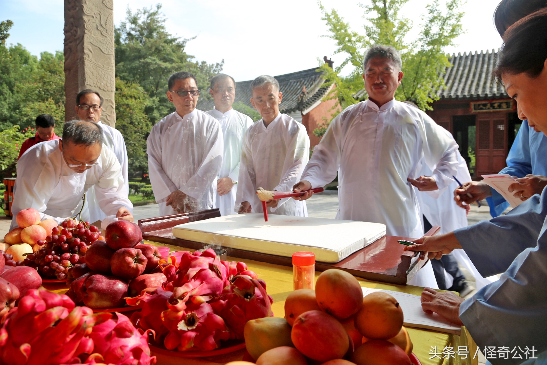 台湾高雄访湖北当阳关陵表演“扶鸾”这种古老的民间道术