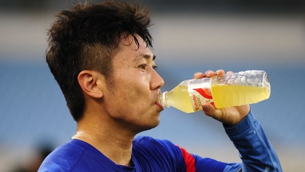 踢足球喝什么,踢足球一天喝多少水合适