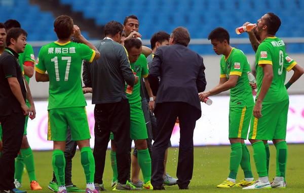 踢足球喝什么,踢足球一天喝多少水合适